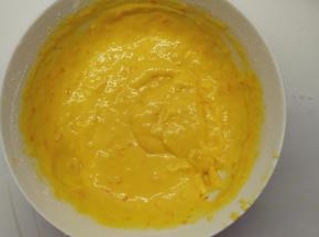 筛入低筋面粉，用手动打蛋器画“Z\