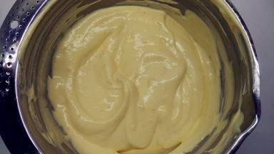 再倒回蛋白霜中，继续用橡皮刮刀用翻拌的手法拌匀，直至看不到一丝蛋白，面糊呈细腻光滑状。