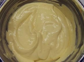 再倒回蛋白霜中，继续用橡皮刮刀用翻拌的手法拌匀，直至看不到一丝蛋白，面糊呈细腻光滑状。