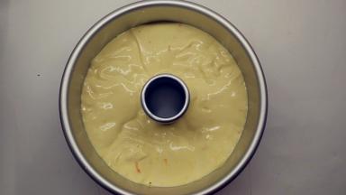 将面糊倒入模具中，用刮刀稍微抹平，再震两下。