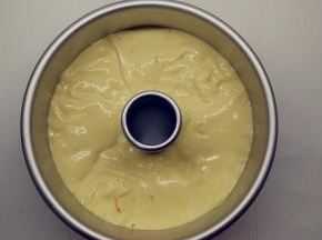 将面糊倒入模具中，用刮刀稍微抹平，再震两下。