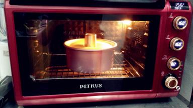 送入预热好的烤箱，上下火170℃，烤45分钟。