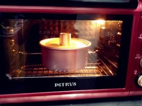 送入预热好的烤箱，上下火170℃，烤45分钟。