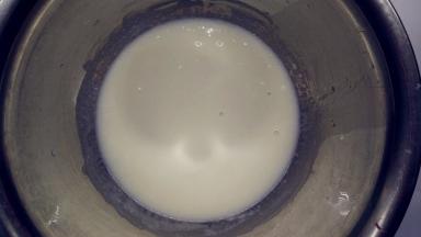 牛奶和色拉油倒入打蛋盆中，画“Z”字搅拌均匀。