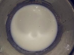 牛奶和色拉油倒入打蛋盆中，画“Z”字搅拌均匀。