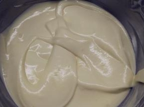 再倒回蛋白霜中，继续用橡皮刮刀用翻拌的手法拌匀，直至看不到一丝蛋白，面糊呈细腻光滑状。之后先分别取出1小勺+2勺面糊，放在两个碗中。