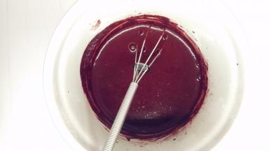 红曲粉加热水化开后搅拌均匀。