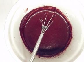 红曲粉加热水化开后搅拌均匀。