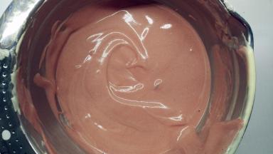 然后倒入刚才剩下的原色面糊中，翻拌均匀，成为红色的面糊。