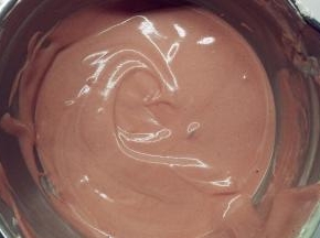 然后倒入刚才剩下的原色面糊中，翻拌均匀，成为红色的面糊。