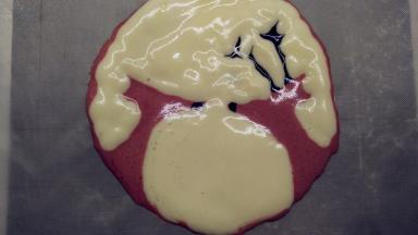 打印好图案放在烤盘中央，上面垫好油纸，用面糊画出图案，送入预热好的烤箱，上下火160℃，烤2分钟定型。