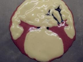 打印好图案放在烤盘中央，上面垫好油纸，用面糊画出图案，送入预热好的烤箱，上下火160℃，烤2分钟定型。