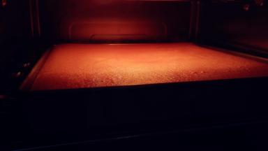 送入烤箱，上下火160℃，烤20分钟。