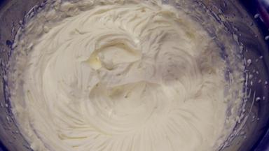 蛋糕卷冷却期间我们来做奶油馅。把全部糖粉加入淡奶油中，一起打发到裱花状态。