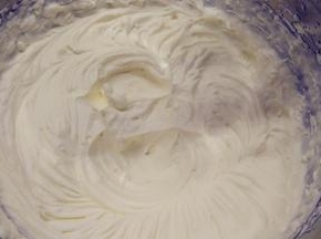 蛋糕卷冷却期间我们来做奶油馅。把全部糖粉加入淡奶油中，一起打发到裱花状态。