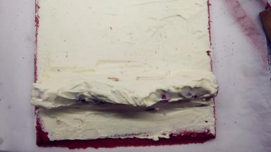 继续用奶油将草莓铺满，稍微抹平。