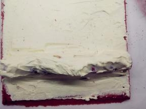 继续用奶油将草莓铺满，稍微抹平。