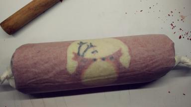 借助擀面杖将蛋糕卷起来，送入冰箱冷藏一个小时定型。