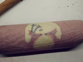 借助擀面杖将蛋糕卷起来，送入冰箱冷藏一个小时定型。