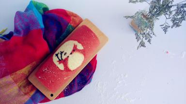 定型好的蛋糕卷切件之后就可以食用啦。