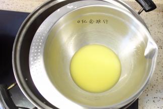 黄油隔水融化再加入细砂糖搅拌均匀至融化备用