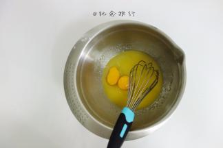 加入2个鸡蛋搅拌均匀备用