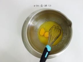 加入2个鸡蛋搅拌均匀备用