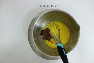 融化的巧克力倒入黄油鸡蛋液中搅拌均匀备用