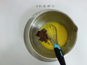 融化的巧克力倒入黄油鸡蛋液中搅拌均匀备用