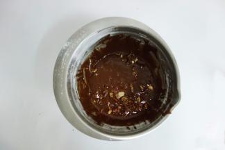 倒入烤熟晾凉的核桃搅拌均匀