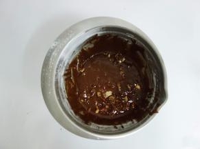倒入烤熟晾凉的核桃搅拌均匀