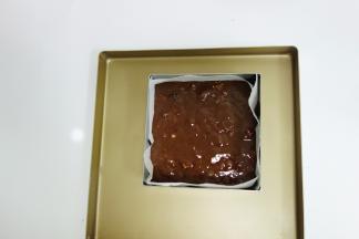 下面放一个金盘，屋诺8寸慕斯圈垫上油纸倒入巧克力糊