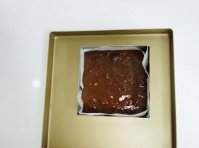 下面放一个金盘，屋诺8寸慕斯圈垫上油纸倒入巧克力糊