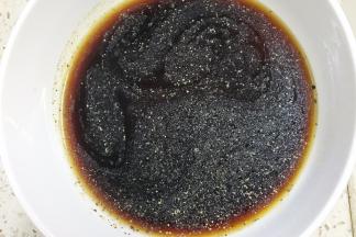 1、	生抽50g，糖15g，蜂蜜10g，盐5-10g，番茄酱20g，耗油50g，料酒60g倒在碗里混合均匀备用