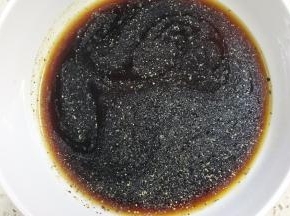 1、	生抽50g，糖15g，蜂蜜10g，盐5-10g，番茄酱20g，耗油50g，料酒60g倒在碗里混合均匀备用