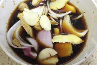 2、	洋葱半个切片、大蒜6瓣切薄片、姜切片放入碗里混合均匀备用（切碎点更入味）