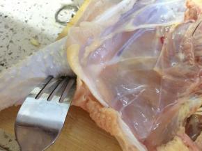 4、	用叉子在肉厚的地方插洞以便更容易入味