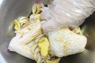 5、	将鸡抹调料充分按摩吸收