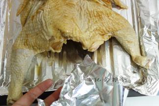 7、	将调料跟葱姜蒜拿掉不要，用锡纸包住翅尖跟鸡腿尖