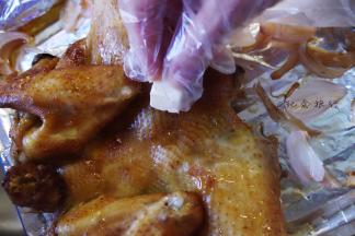 取出用黄油涂抹鸡皮