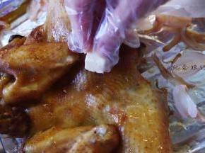 取出用黄油涂抹鸡皮