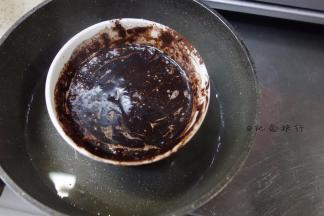 牛奶35克 黄油35克 蜂蜜/水怡4克 可可粉20g混合均匀放在锅里保温大概40度左右