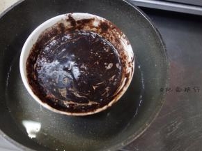 牛奶35克 黄油35克 蜂蜜/水怡4克 可可粉20g混合均匀放在锅里保温大概40度左右