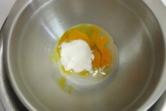 准备无水无油的容器放入3个鸡蛋一次性加入白砂糖