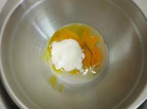 准备无水无油的容器放入3个鸡蛋一次性加入白砂糖