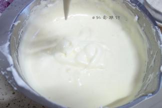 坐温水打发至蛋糊画八字不消失