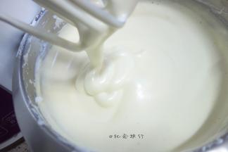 用低速整理蛋糊，每个地方停留15～30秒慢慢转盆到下一个地方，直到面糊没有大气泡，变得非常细腻（这一步不能省，决定了蛋糕口感）

