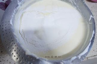 一次性筛入低粉用蛋抽拌至无干粉