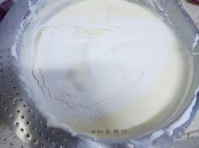 一次性筛入低粉用蛋抽拌至无干粉