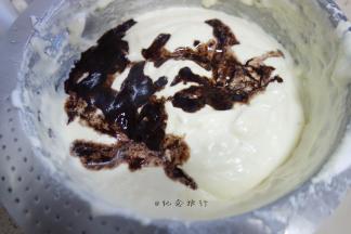 用刮刀隔着淋入温热的可可粉溶液拌大概30下拌匀

